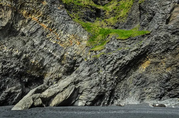 Reynisfjara siyah kumsal Vik yakınlarında, Güney İzlanda 'da bir sahil köyü.
