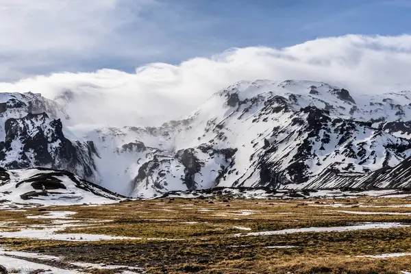 Mart ve Haziran 2010 arasında patlayan Eyjafjallajkull volkanının görüntüsü Batı Avrupa 'da hava taşımacılığında büyük bir bozulmaya yol açtı.