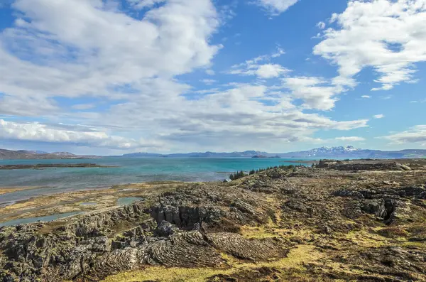 Thingvellir Milli Parkı, İzlanda 'daki göl manzarası