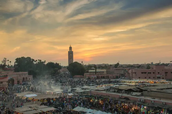  Jemaa el-Fnaa meydanı gün batımında