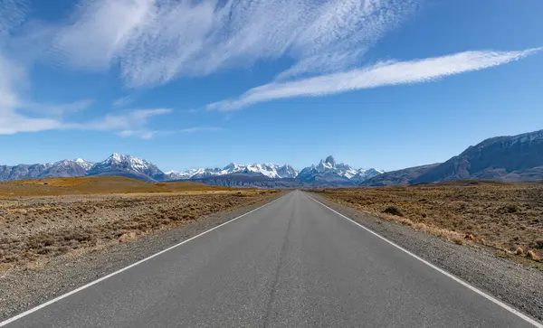 El Chalten, Arjantin yolundaki Fiz Roy Dağı manzarası