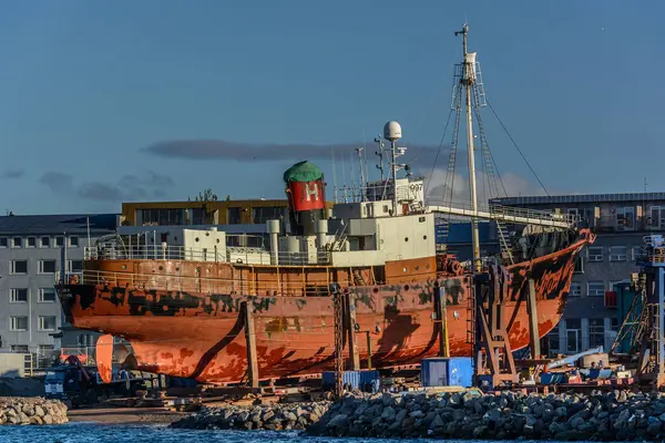 İzlanda 'nın başkenti Reykjavik limanındaki eski tekne.