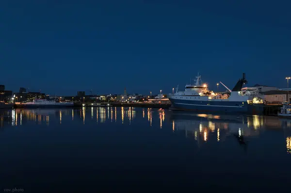 İzlanda 'nın başkenti Reykjavik limanında tekneler