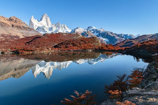 Arjantin, El Chalten yakınlarındaki Capri Gölü 'nde yansıyan Fiz Roy Dağı' nın sabah manzarası