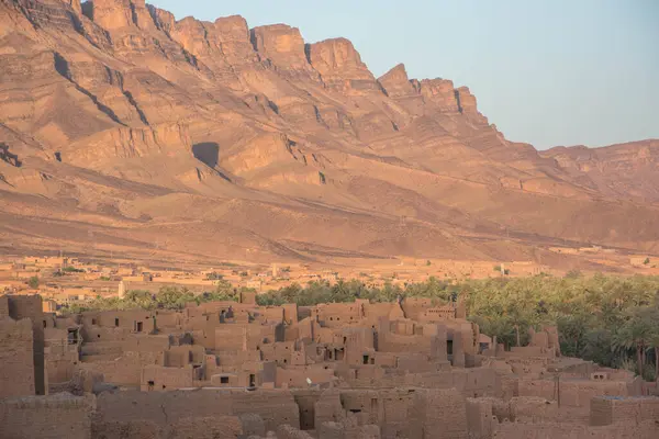 Tamnougalt caddesi boyunca palmiye ağaçları, Fas
