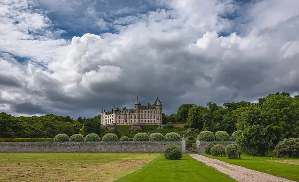 Dunrobin Kalesi, İskoçya 'nın Highland bölgesinde Sutherland' da görkemli bir evdir.