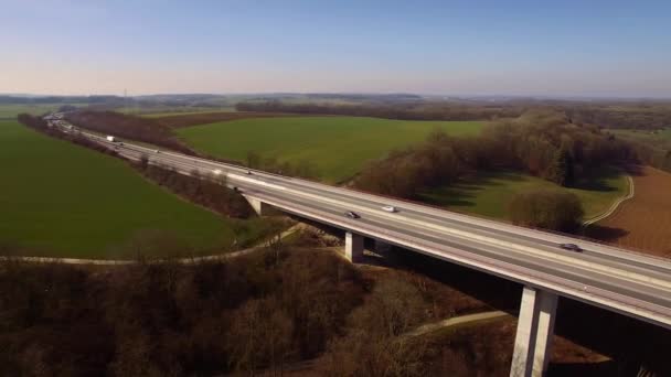 ドイツの巨大な橋に沿って飛行する航空機 — ストック動画