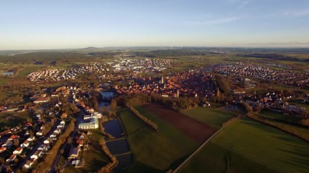 Воздушный Полет Над Ландшафтом Вокруг Маленькой Деревни Германии — стоковое видео