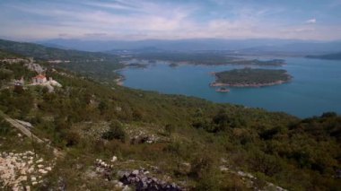 Anteni, uçan etrafında Slansko Jezero Gölü, Karadağ - yerli malzeme, çıkıp cam izle kademeli ve stabil sürüm için de