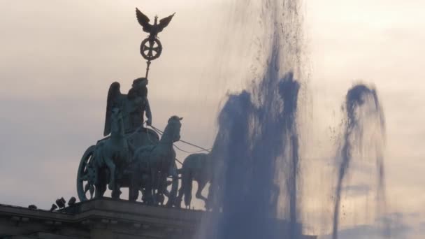 ベルリン ブランデンブルク門 クアドリガにクローズアップ サンセット — ストック動画