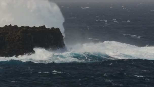Beautiful View Sea Waves Breaking Rocky Cliffs — стокове відео