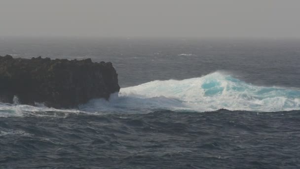 Beautiful View Sea Waves Breaking Rocky Cliffs Slow Motion — Video Stock