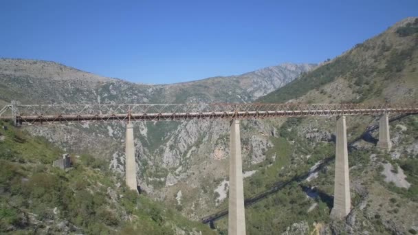 Karadağ Mala Rijeka Kentindeki Hava Tren Köprüsü Notlandırılmış Dengelenmiş Versiyonu — Stok video