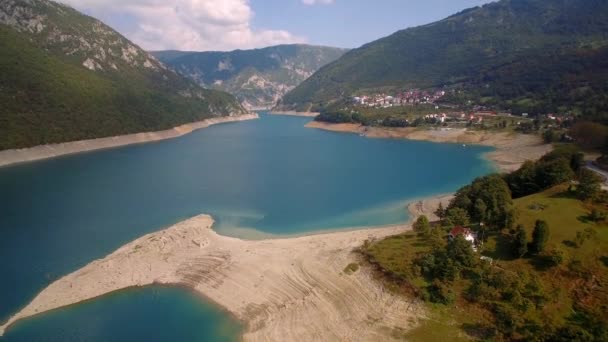 Εναέρια Στη Λίμνη Pivsko Στο Pluzine Μαυροβούνιο Βαθμολογείται Και Σταθεροποιημένη — Αρχείο Βίντεο