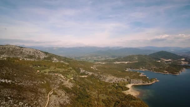 エアリアル スランコスエゼロ湖周辺を飛行 モンテネグロ ネイティブ素材 カムからまっすぐ グラデーションと安定化バージョンも見る — ストック動画
