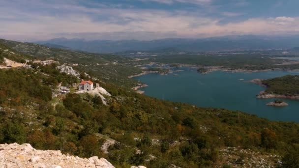 Prachtig Uitzicht Slansko Jezero Montenegro — Stockvideo