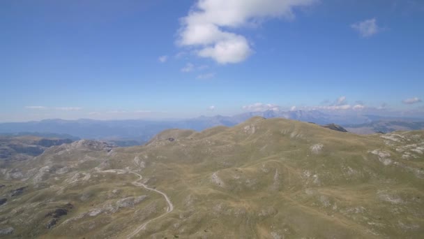 モンテネグロのダーミター国立公園の空中 素晴らしい山々 ネイティブ素材 カムからまっすぐ グラデーションと安定化されたバージョンも見る — ストック動画