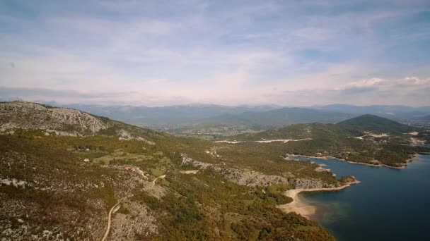 Aérea Volando Alrededor Del Lago Slansko Jezero Montenegro Material Nativo — Vídeos de Stock