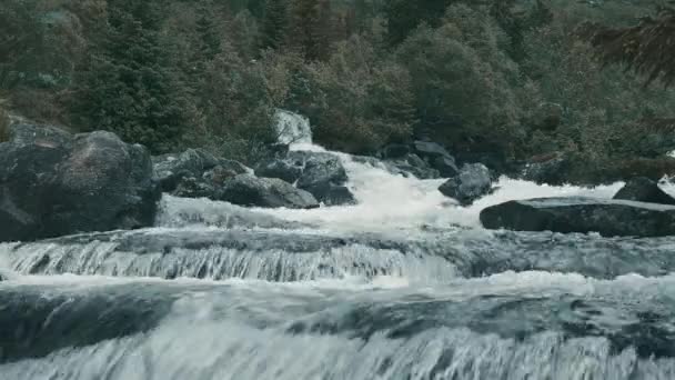 Norveç Teki Vahşi Nehir Akıntısının Manzarası — Stok video