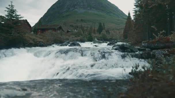 Norveç Teki Vahşi Nehir Akıntısının Manzarası — Stok video