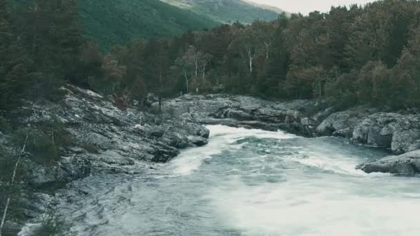 Γραφική Άποψη Της Ροής Των Άγριων Ποταμών Στη Νορβηγία — Αρχείο Βίντεο