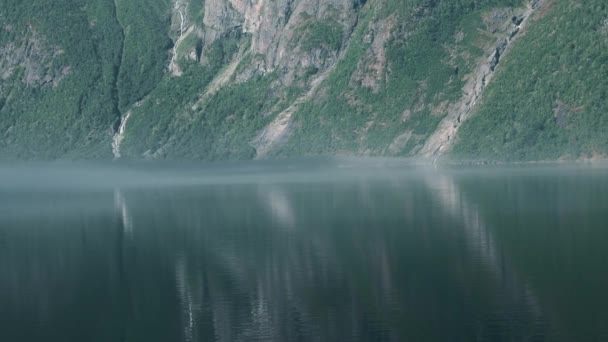 Fog Layer Πρωί Eikesdalsvatnet Fjord Νορβηγία — Αρχείο Βίντεο