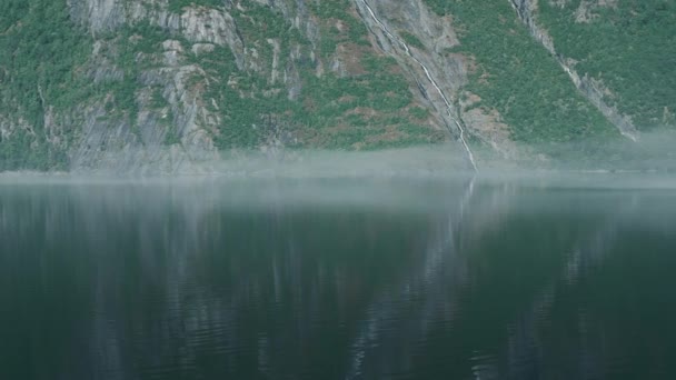 Fog Layer Morning Eikesdalsvatnet Fjord Norsko — Stock video