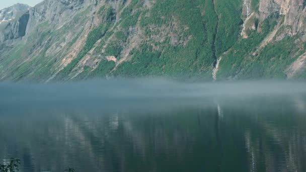 นหมอกในตอนเช Eikesdalsvatnet Fjord นอร เวย — วีดีโอสต็อก