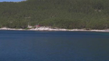 Norveç 'te bir fiyordun kıyı şeridi boyunca tekne gezisi