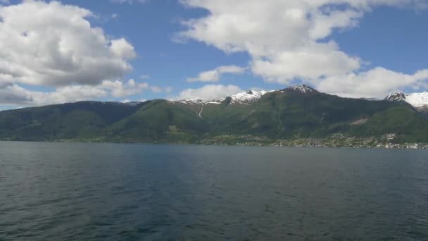 Norveç Bir Fiyordun Kıyı Şeridi Boyunca Tekne Gezisi — Stok video