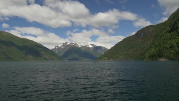 挪威沿着峡湾的海岸线航行的船 视频剪辑
