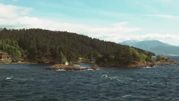 Κατά Μήκος Της Ακτογραμμής Του Hardangerfjord Ένα Πλοίο Νορβηγία — Αρχείο Βίντεο