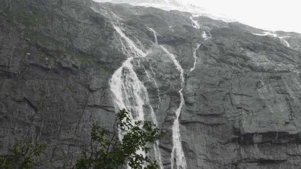 Brikdalsbreen Şelalesi Norveç — Stok video