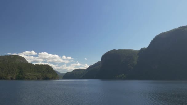 昼間のノルウェーのフィヨルドの美しい景色 動画クリップ