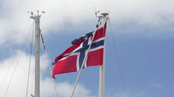 Vlag Van Noorwegen Voeren Tegen Blauwe Hemel — Stockvideo
