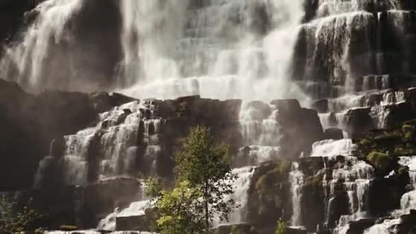 Inclinação Longo Gigantesca Cachoeira Tvindefossen Noruega — Vídeo de Stock