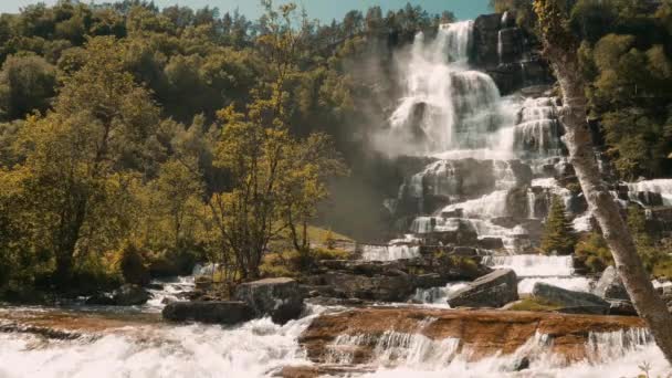Όμορφη Tvindefossen Καταρράκτη Νορβηγία Κινηματογραφικό Στυλ — Αρχείο Βίντεο