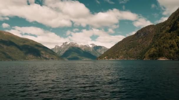 ノルウェーのフィヨルドの沿岸ボートトリップ — ストック動画