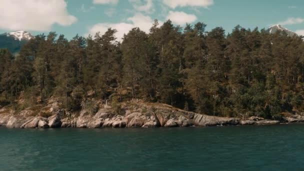 Norveç Bir Fiyortta Kıyı Botu Gezisi — Stok video