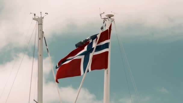 Close Zicht Noorse Vlag Een Boot Noorwegen — Stockvideo