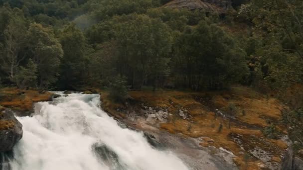 Briksdal ノルウェー 映画のスタイルに Kleivafossen 滝途中 — ストック動画