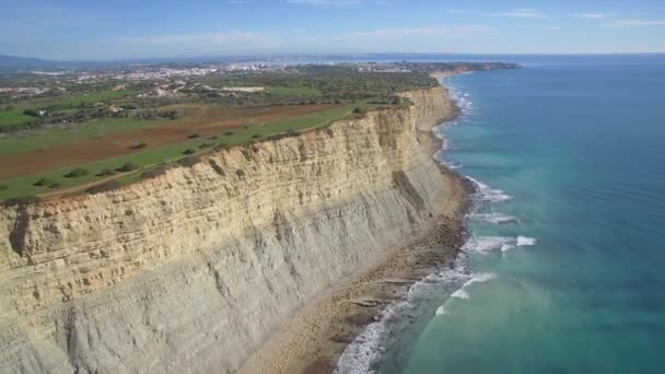 Αεροφωτογραφία Drone Απότομης Γραμμής Βράχου Στο Faro Πορτογαλία — Αρχείο Βίντεο