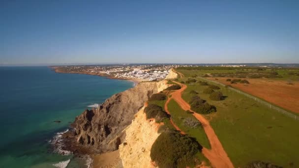 Αεροφωτογραφία Drone Απότομης Γραμμής Βράχου Στο Faro Πορτογαλία — Αρχείο Βίντεο