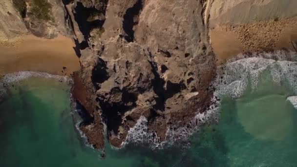 Vista Aérea Del Dron Empinada Línea Del Acantilado Faro Portugal — Vídeos de Stock