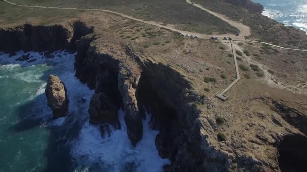 Luchtfoto Steile Klif Lijnen Bij Praia Zimbreirinha Portugal — Stockvideo