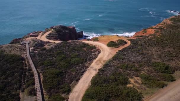 Antenn Brant Klippa Linjer Vid Praia Zimbreirinha Portugal — Stockvideo