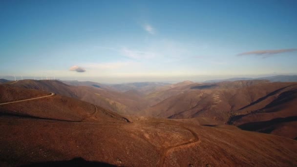 エアリアル Fujaco サンセット ポルトガルで山岳美しい以上のフライト — ストック動画