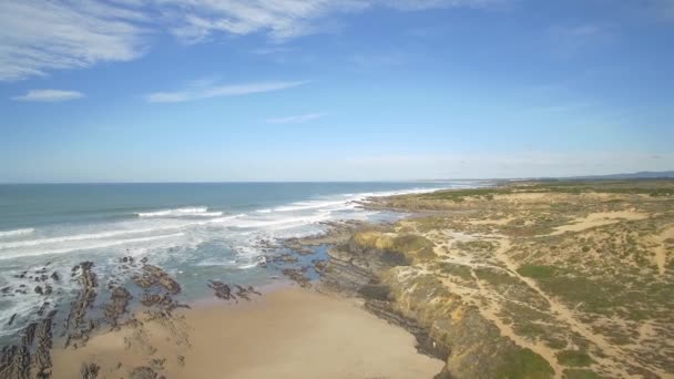航空写真 美しいプライア ノッサ セニョーラ ポルトガルに沿って飛行 — ストック動画