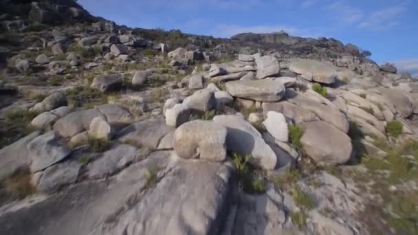 Воздушный Полет Над Каменистым Пустырем Села Португалия — стоковое видео