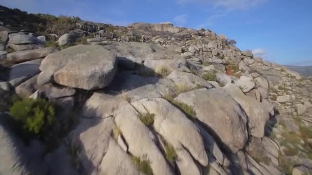 Воздушный Полет Над Каменистым Пустырем Села Португалия — стоковое видео